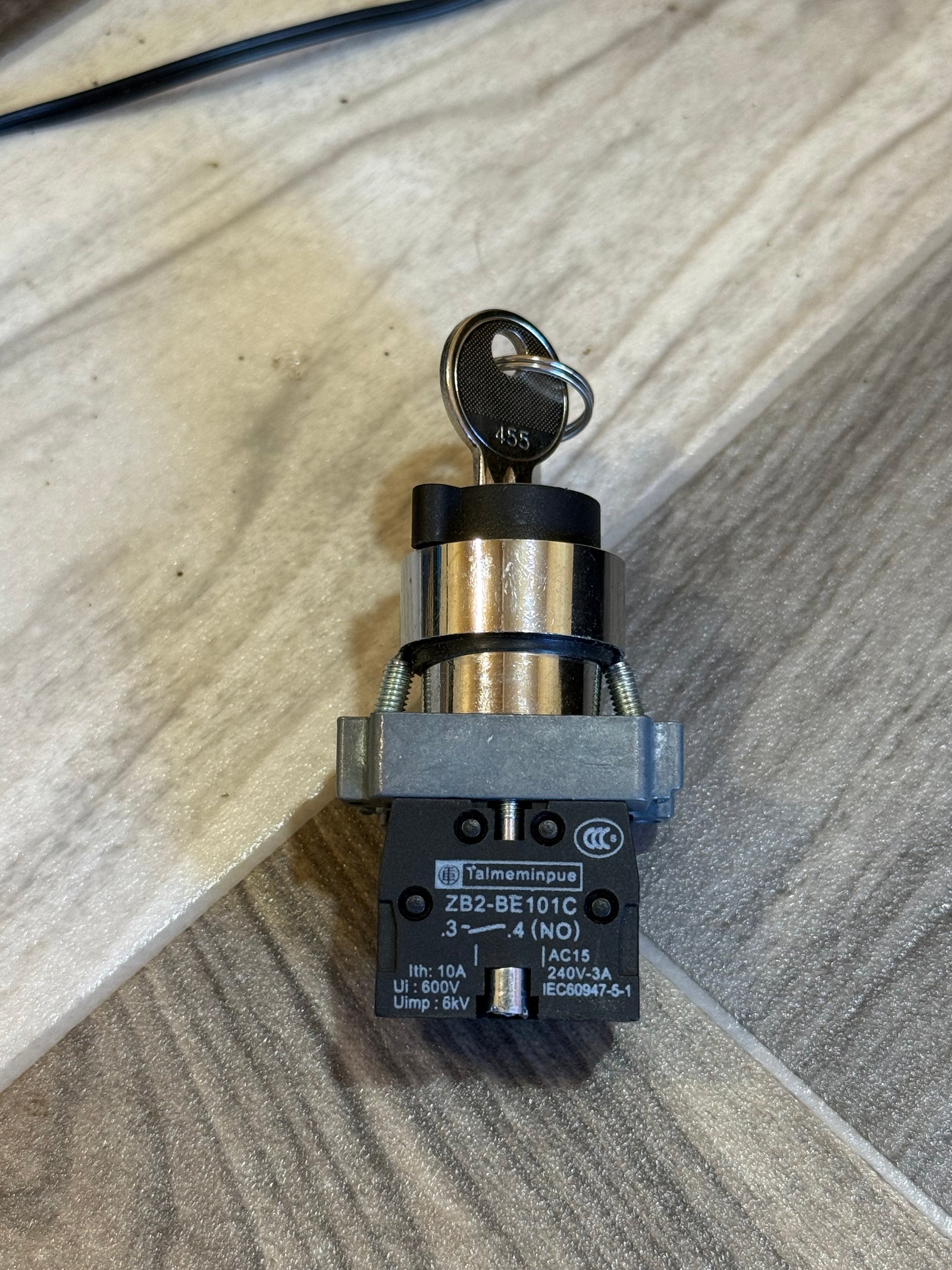 XB2-BG21 2-Position Self-Locking Key Switch