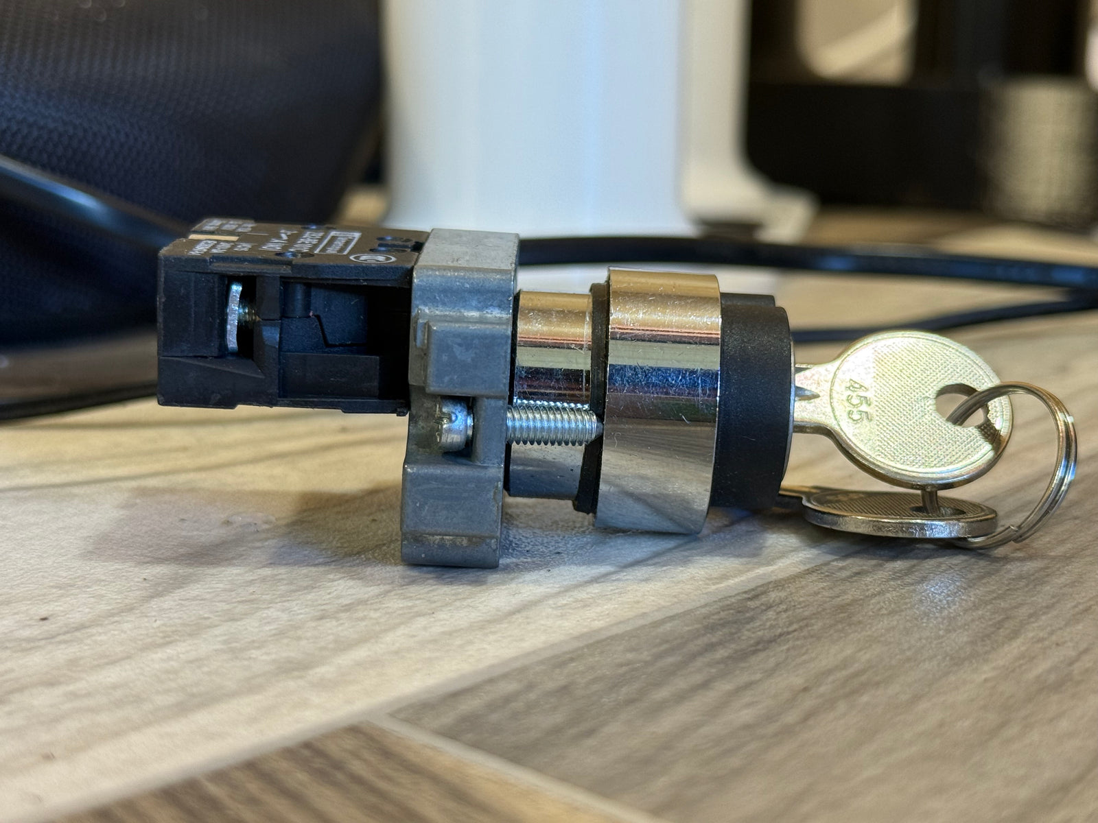 XB2-BG21 2-Position Self-Locking Key Switch