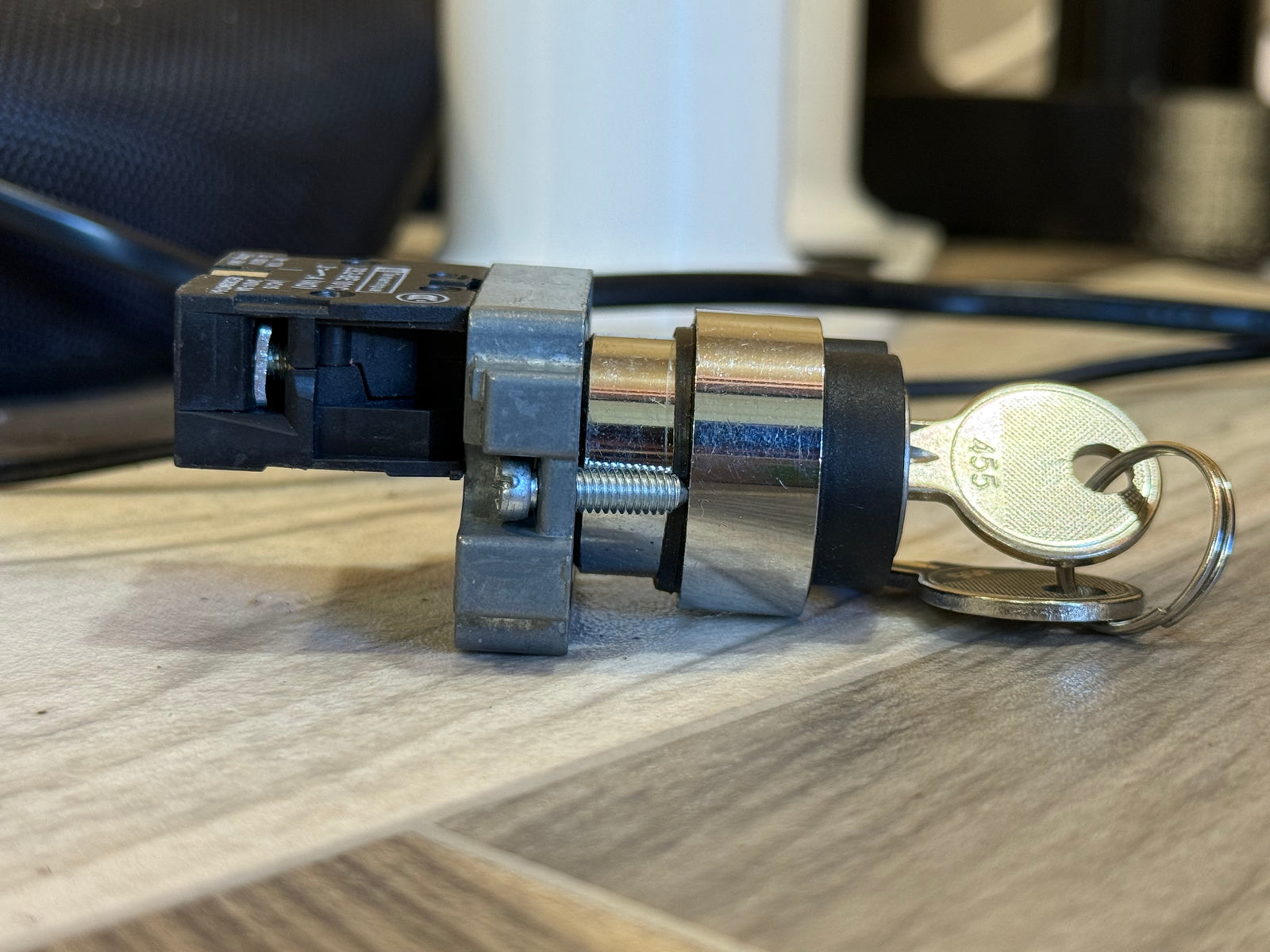 XB2-BG21 2-Position Self-Locking Key Switch