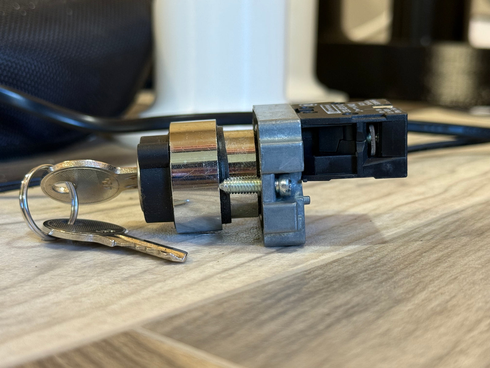 XB2-BG21 2-Position Self-Locking Key Switch