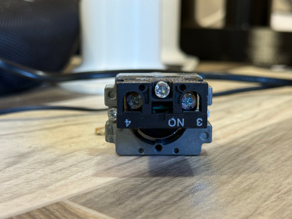 XB2-BG21 2-Position Self-Locking Key Switch