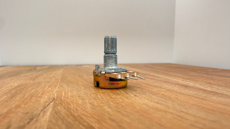 WH148 B10K Potentiometer – 15mm Shaft, 3-Pin, Linear Taper (Clearance)