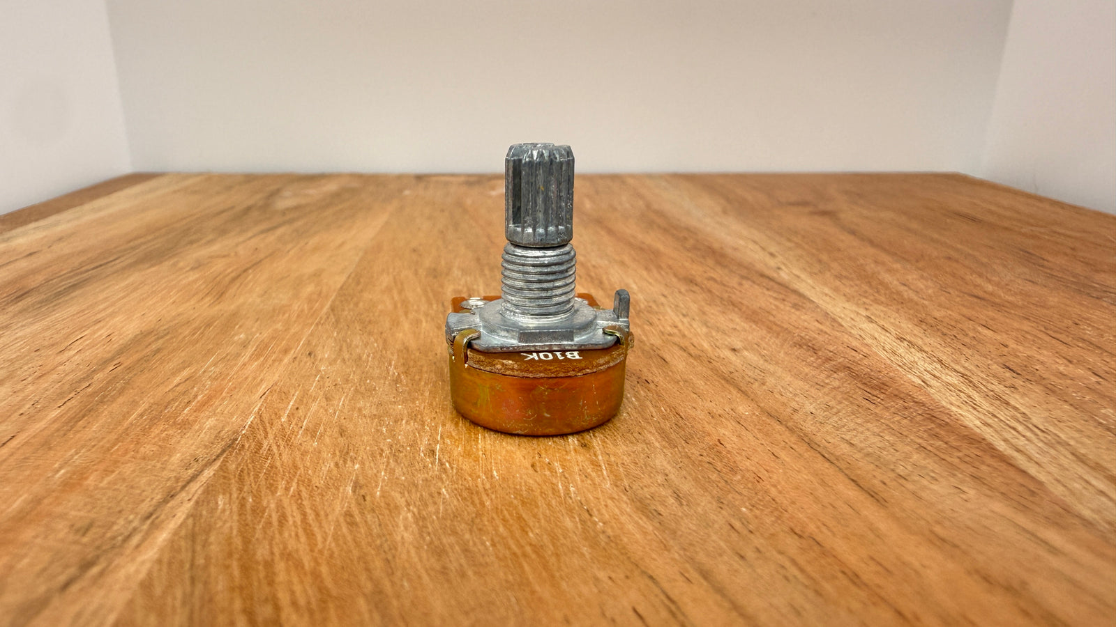 WH148 B10K Potentiometer – 15mm Shaft, 3-Pin, Linear Taper (Clearance)
