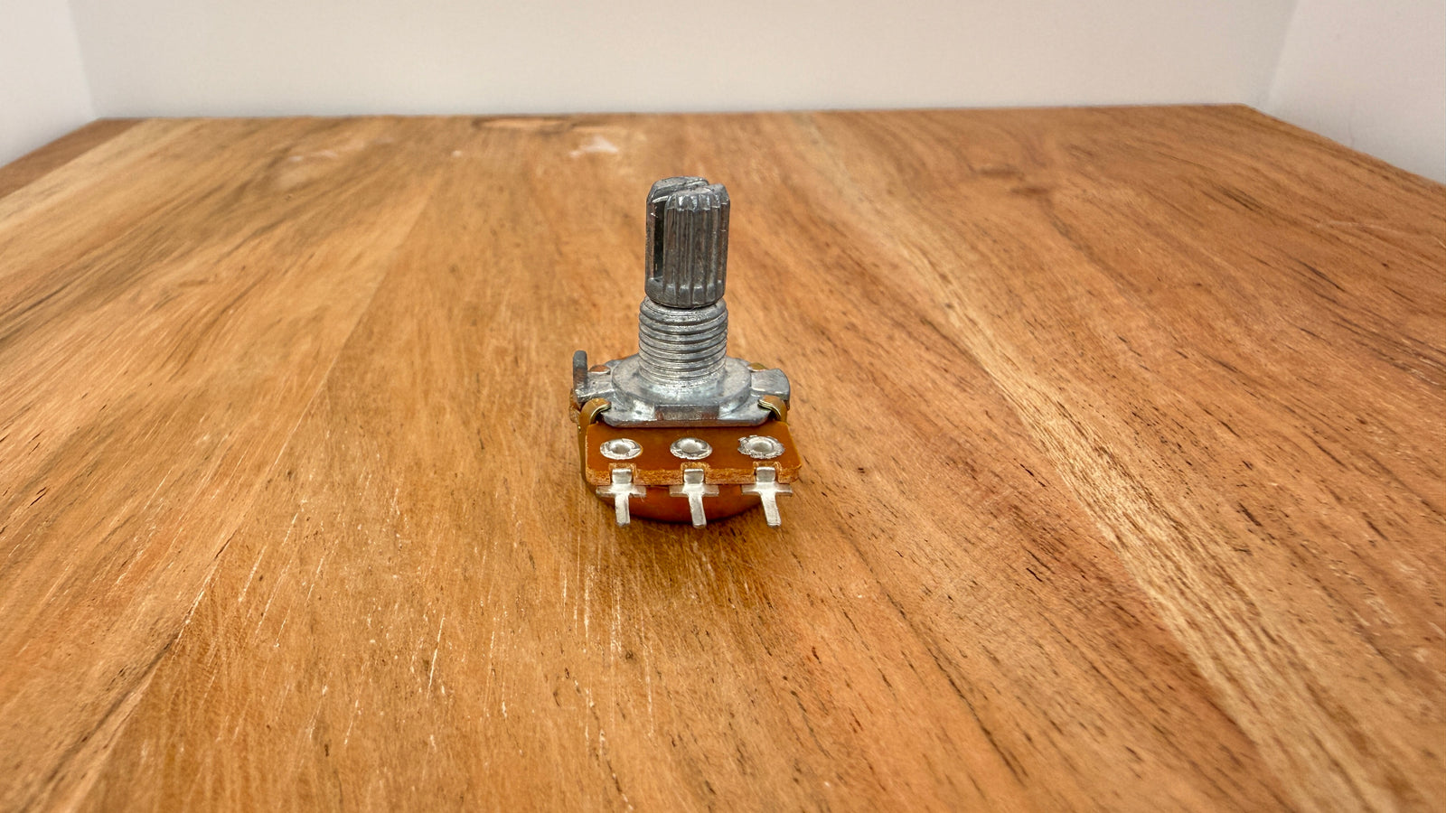 WH148 B10K Potentiometer – 15mm Shaft, 3-Pin, Linear Taper (Clearance)