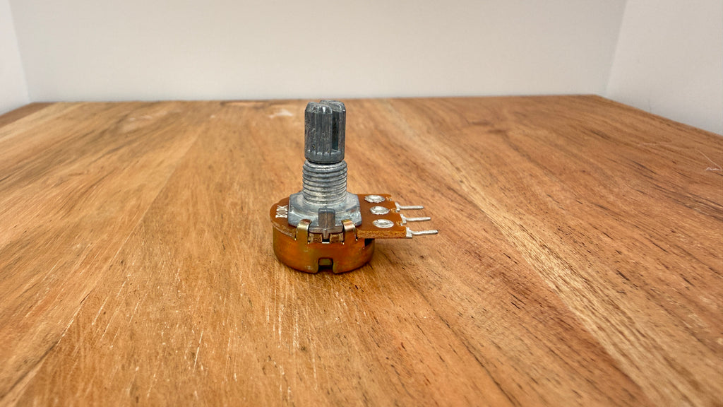 WH148 B10K Potentiometer – 15mm Shaft, 3-Pin, Linear Taper (Clearance)