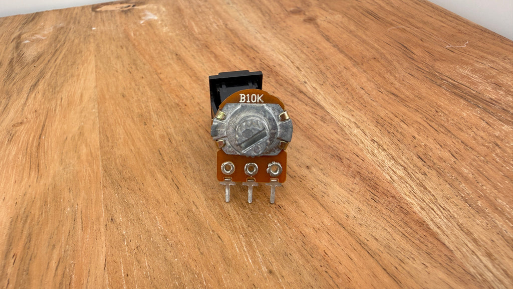 WH148 B10K Potentiometer – 15mm Shaft, 3-Pin, Linear Taper (Clearance)