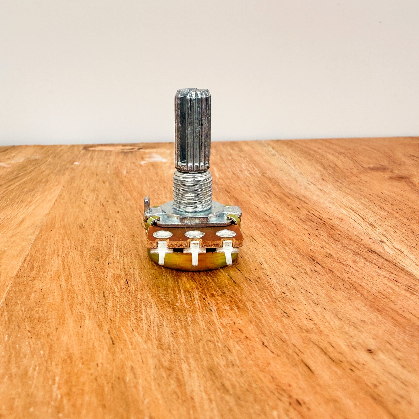 WH148 B10K Potentiometer – 20mm Shaft, 3-Pin, Linear Taper